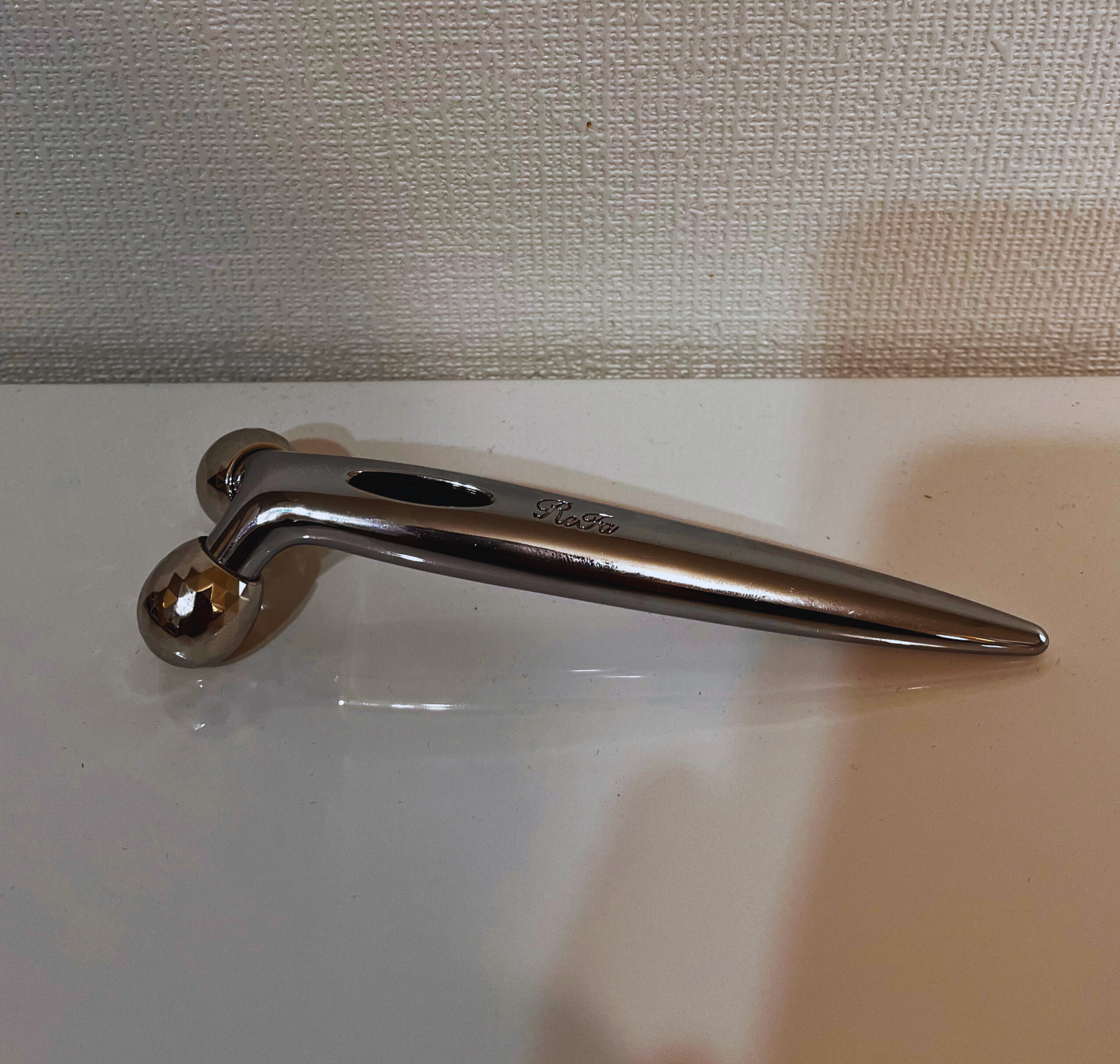 顔をコロコロするマッサージ器