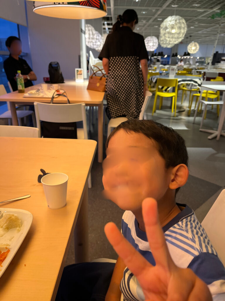 近くにあるイケアで食事を楽しむ息子