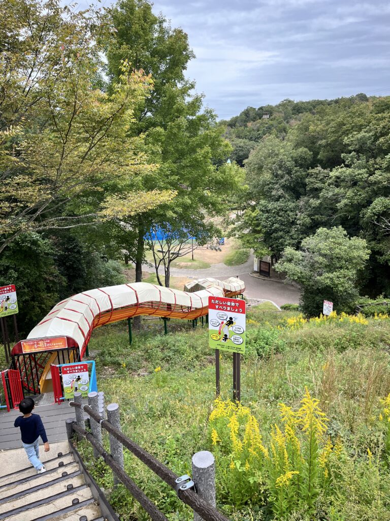 大型滑り台 入り口 お尻気を付けて