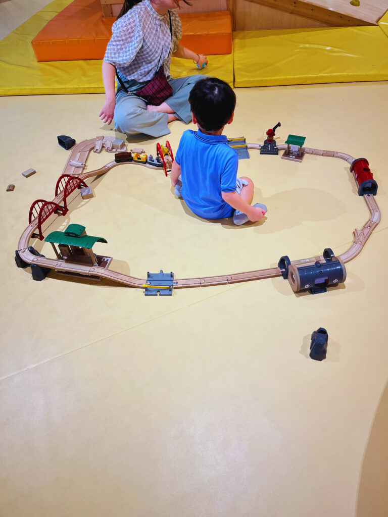 木製の電車のおもちゃ