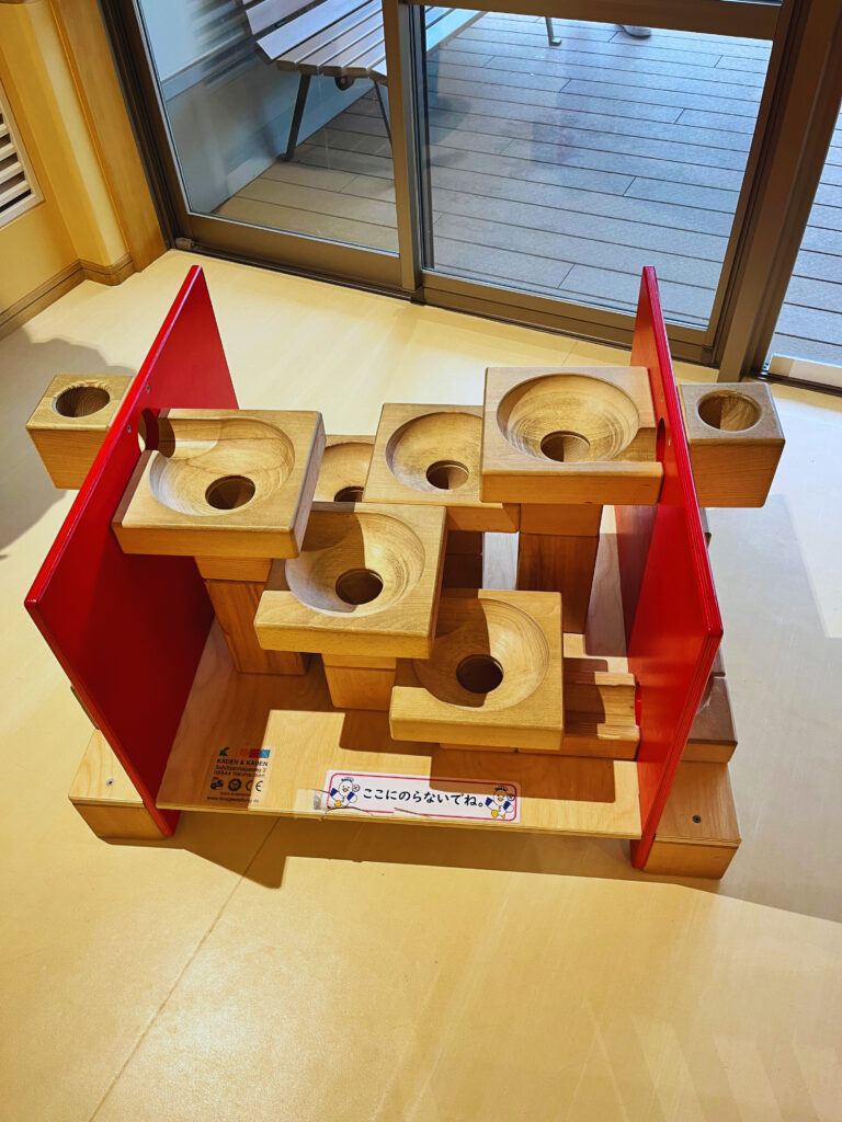 ピタゴラ的な木製のおもちゃ