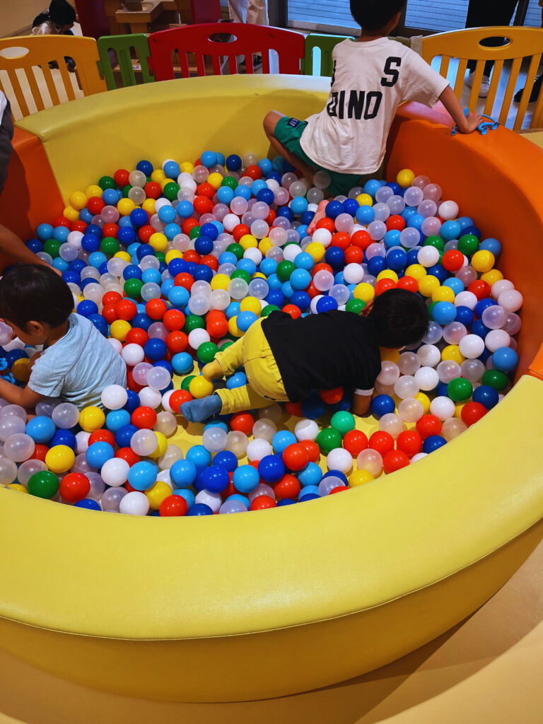 室内ボールプール