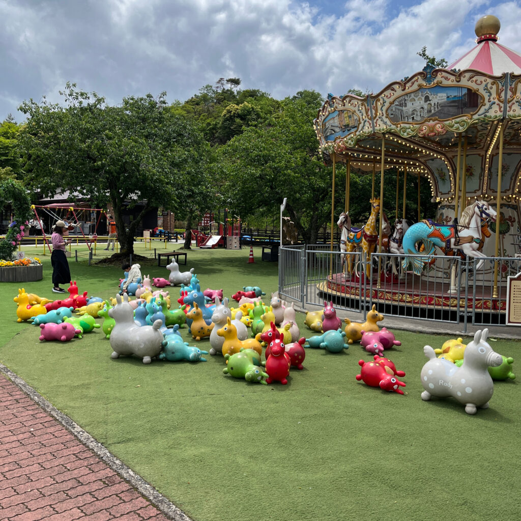 併設された公園にいるロディ
