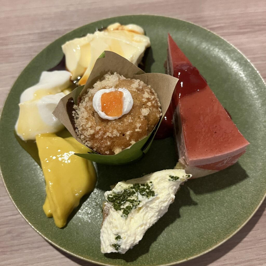 盛り付けられた夕食のデザート
