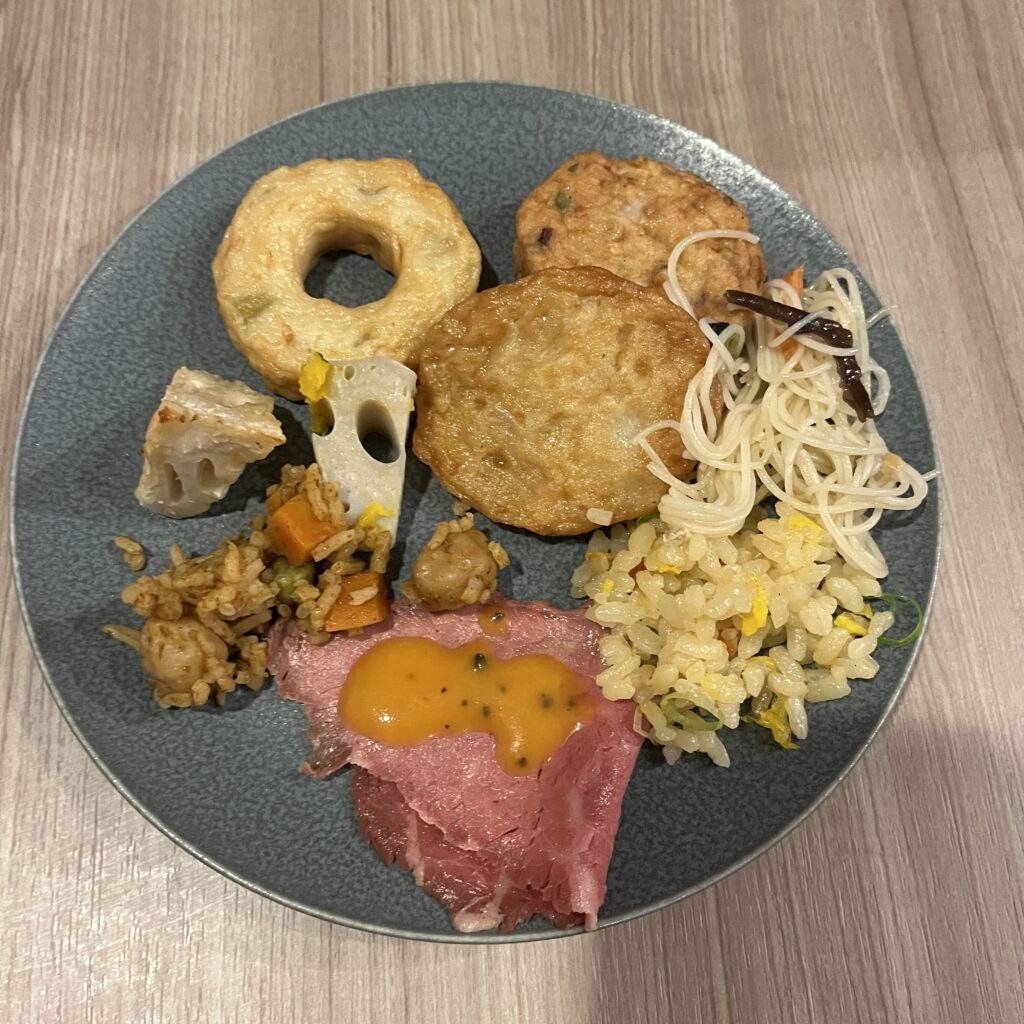 盛り付けられた夕食2