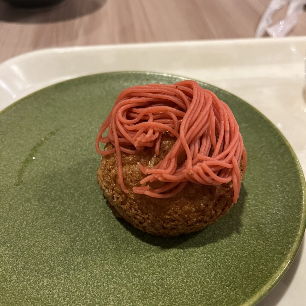 モンブランをトッピングしたシュークリーム