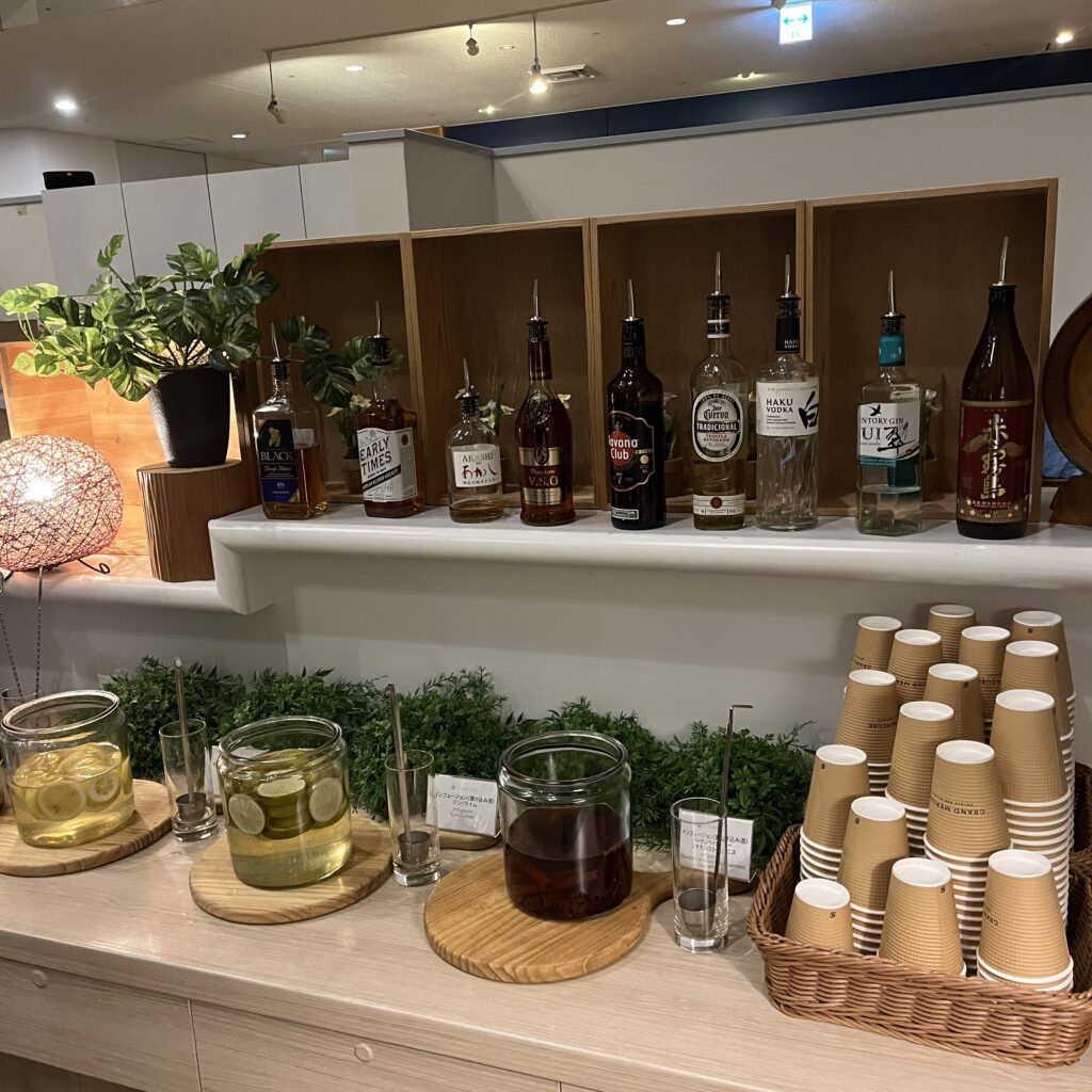 夜のラウンジ アルコール