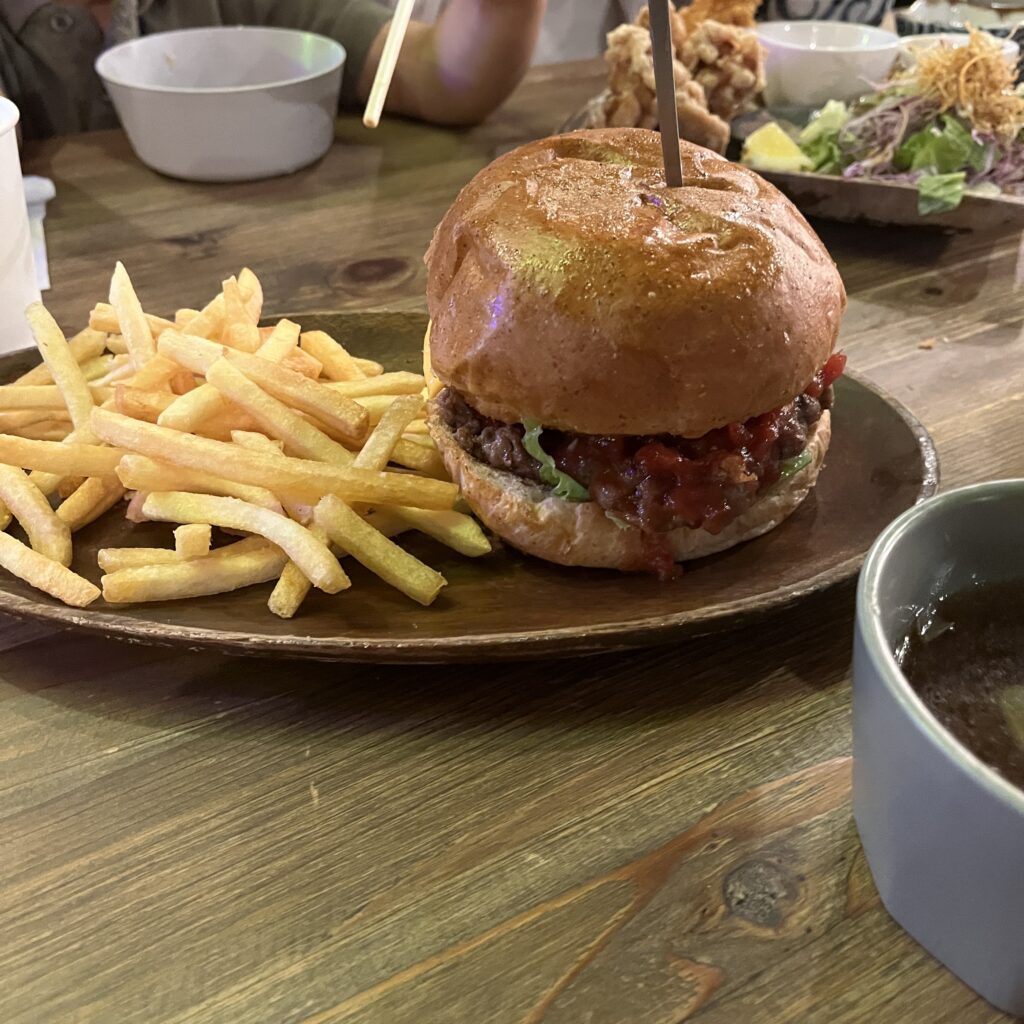 一押しのハンバーガーとポテト