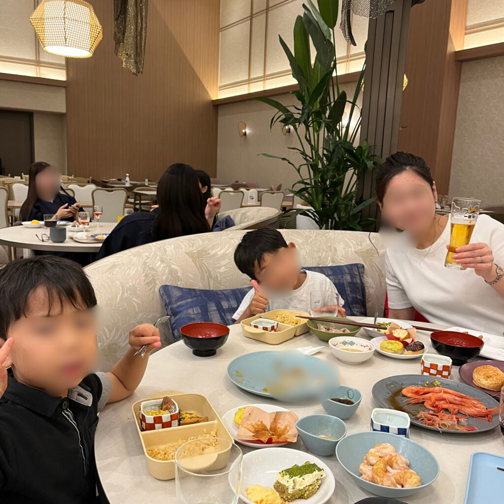 夕食を満喫している家族