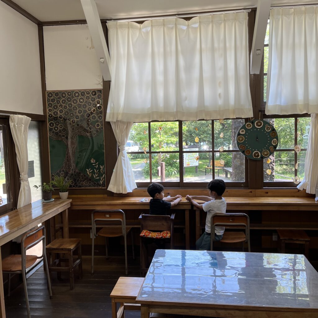 学校を改装した店内