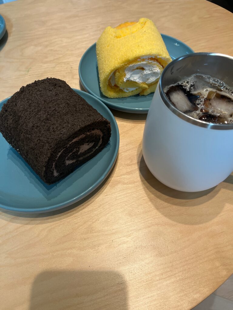 ロールケーキとコーヒー