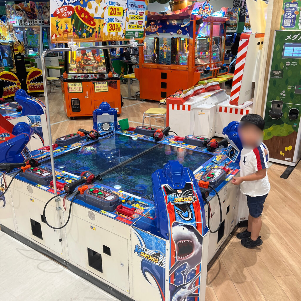 釣りのゲームに果敢に挑戦する息子