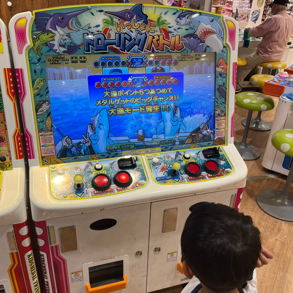 魚のゲームに夢中になる息子
