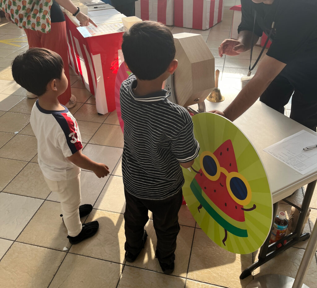抽選を楽しんでいる子供