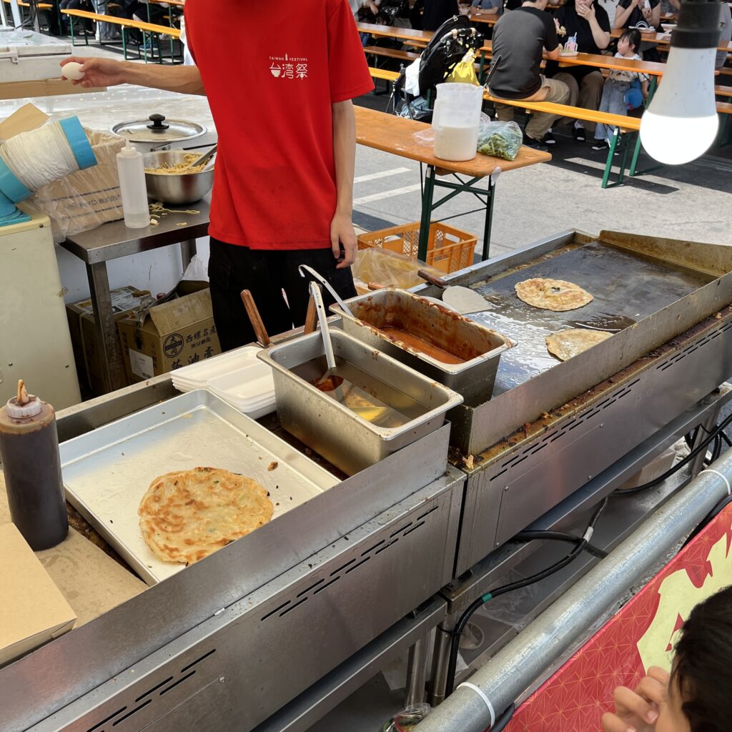 葱油餅を料理しているスタッフの様子