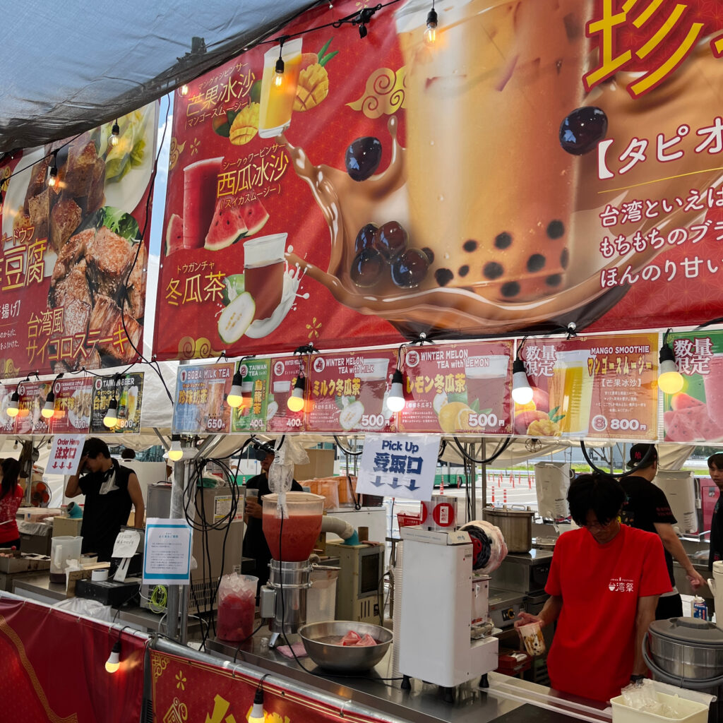 タピオカミルクティーを販売しているブース