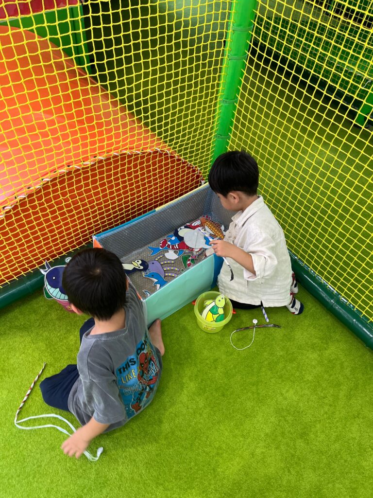 釣りのおもちゃを堪能する息子