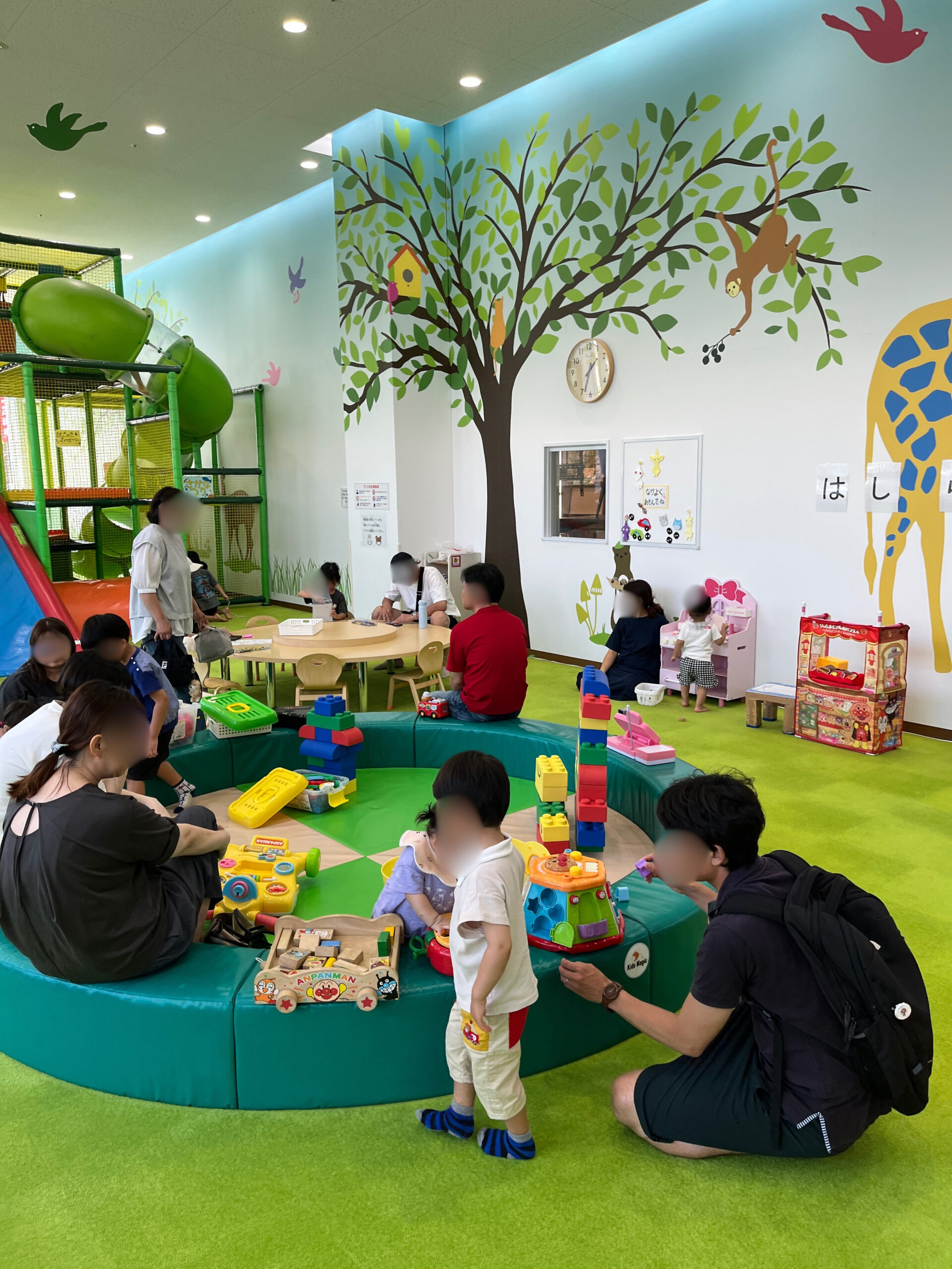 東京インテリアのキッズエリアで家族が楽しそうに遊んでいる様子