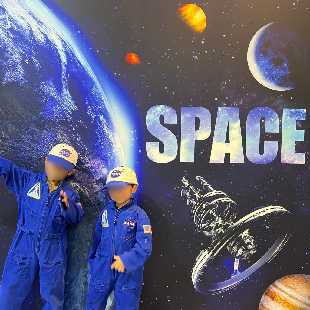 宇宙飛行士のコスチュームに着替えて撮影を楽しむ息子たち