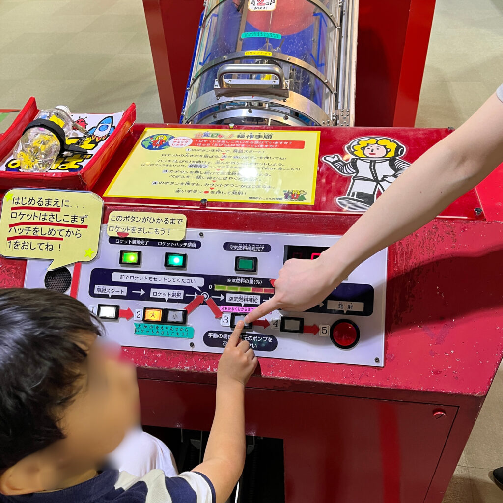 遊び方の説明を受けている息子
