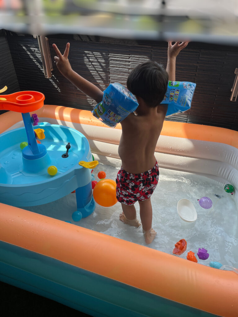 夏休みのおうち遊びで家プールを楽しむ子供