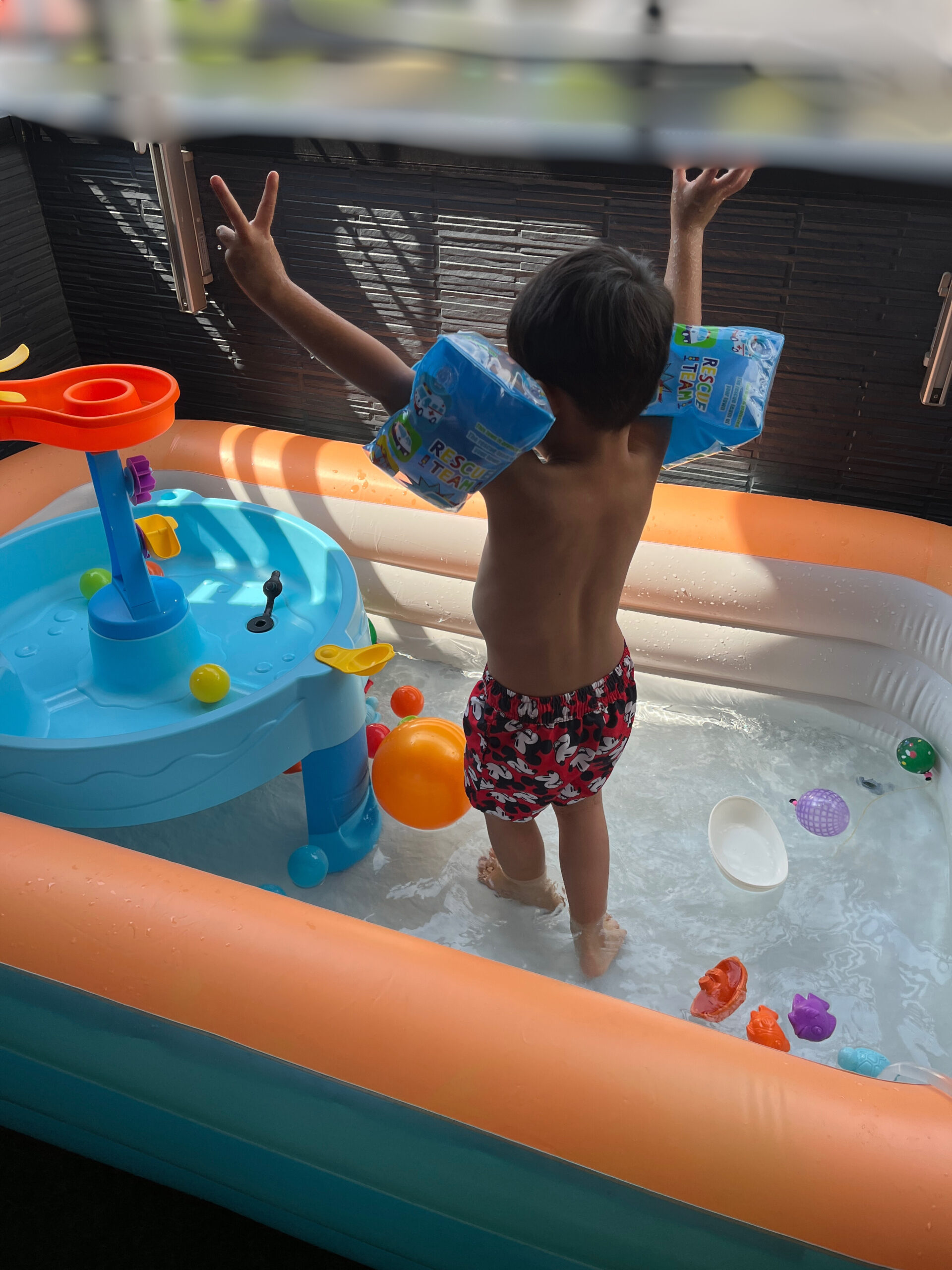夏休みのおうち遊びで家プールを楽しむ子供たち