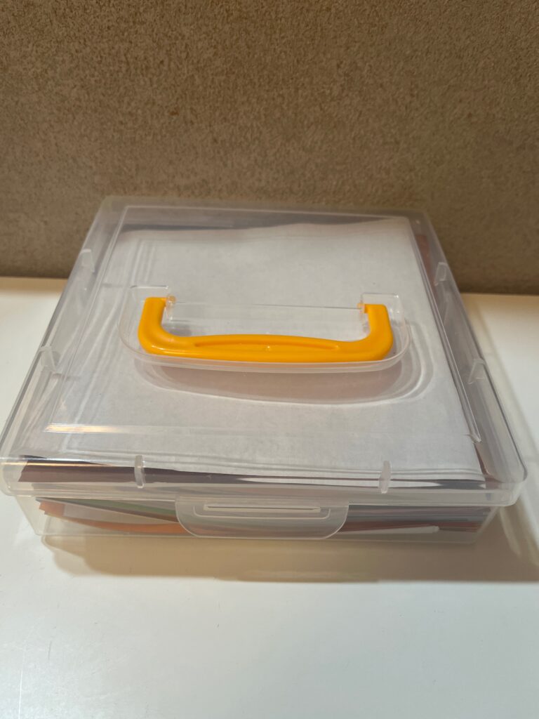 100円ショップで購入した折り紙専用のケース
