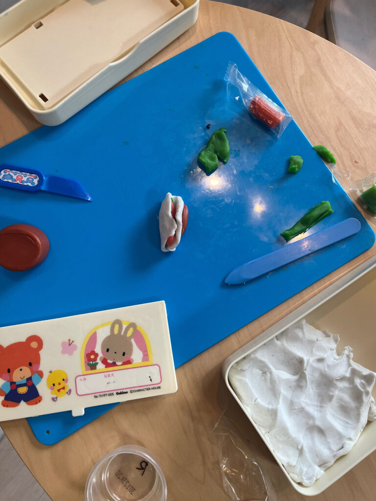 子供が粘土で遊んでいる様子