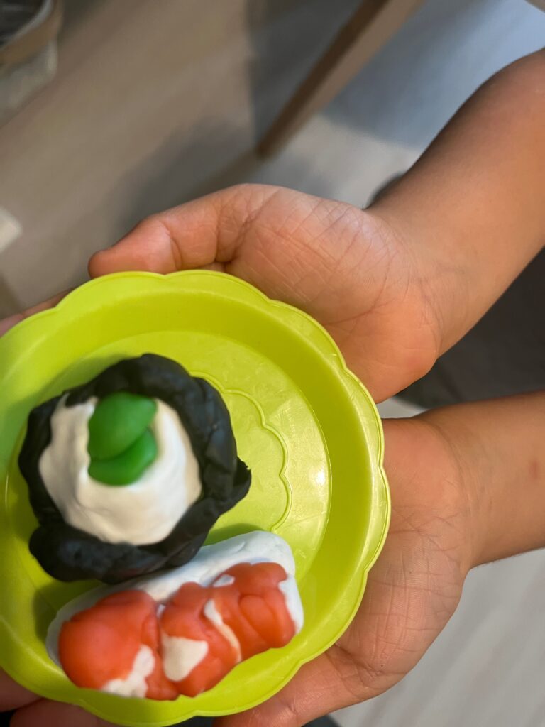 粘土で作ったデザートとサーモン寿司