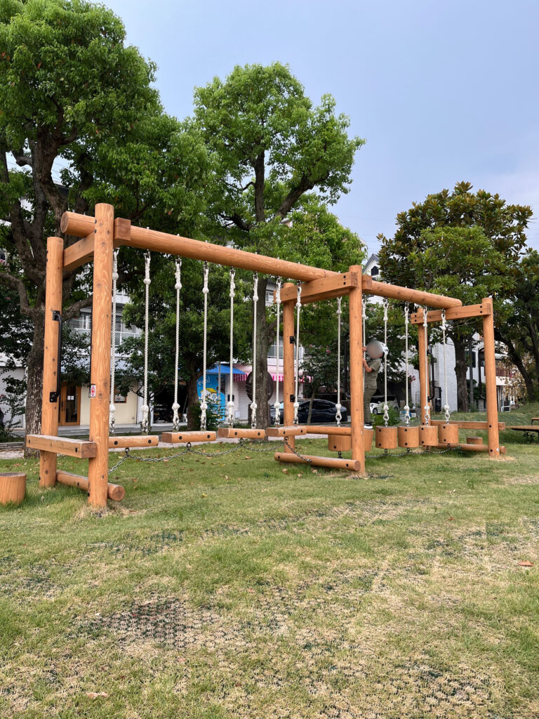 遊具で遊ぶ子供