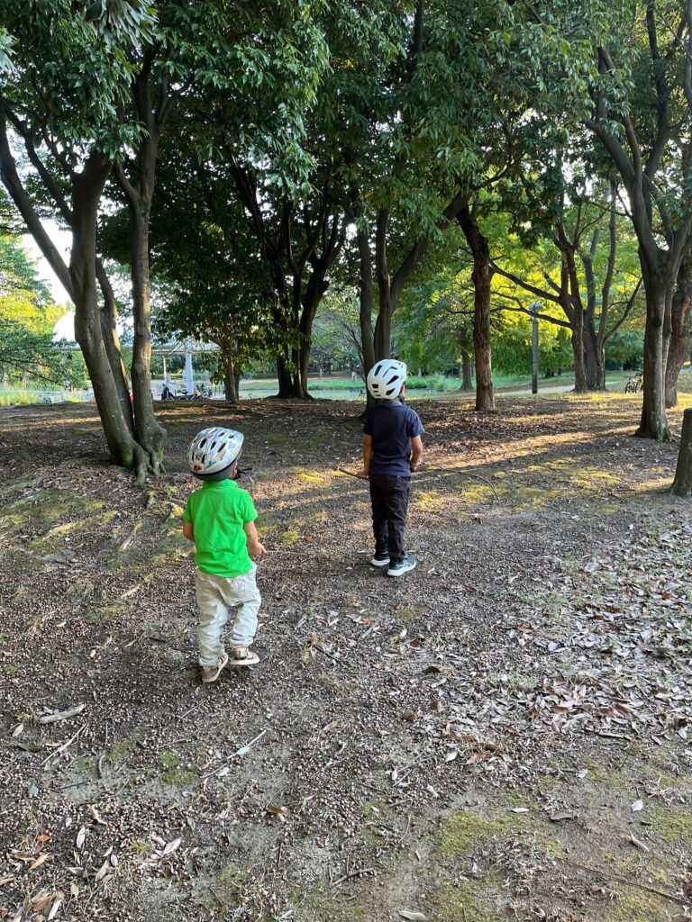 昆虫を探す子供たち