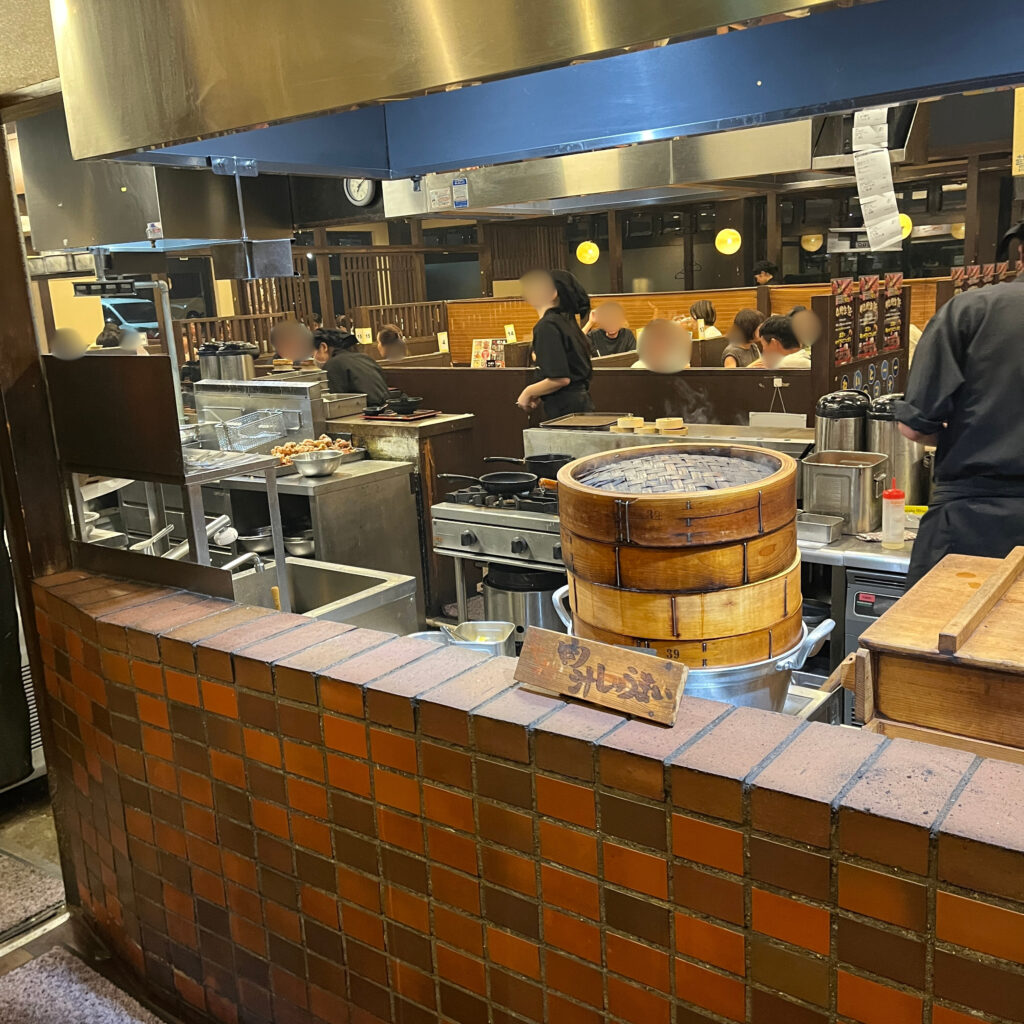 ダイニングキッチンと楽しそうに食事をする家族の様子