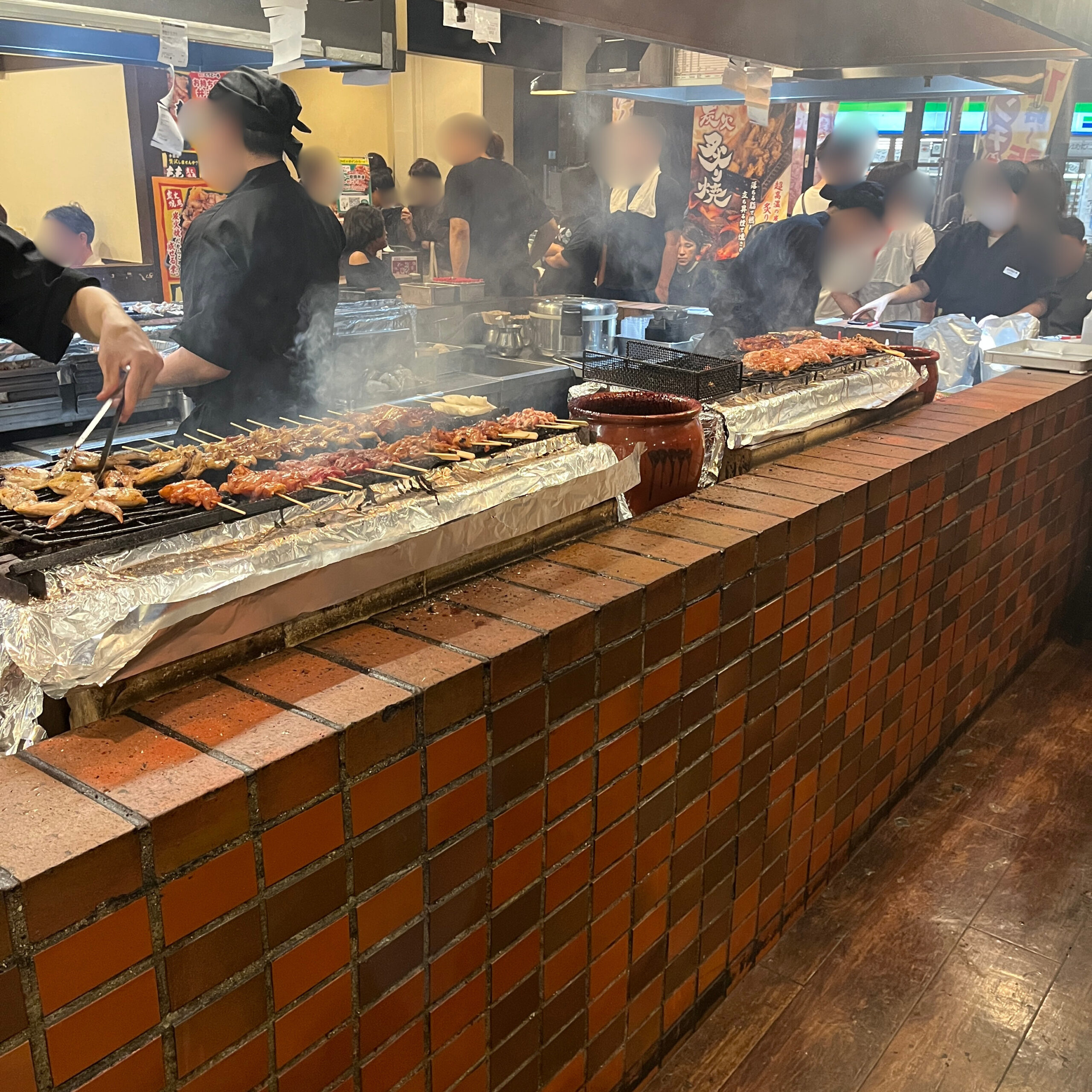 とりどーるで子連れ焼き鳥を楽しむ家族の食事風景