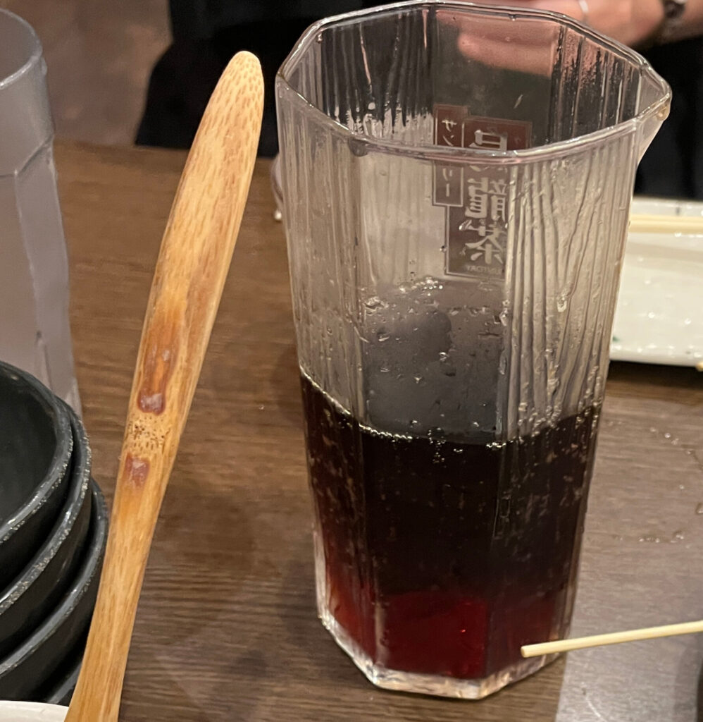 注文したウーロン茶のデキャンタ