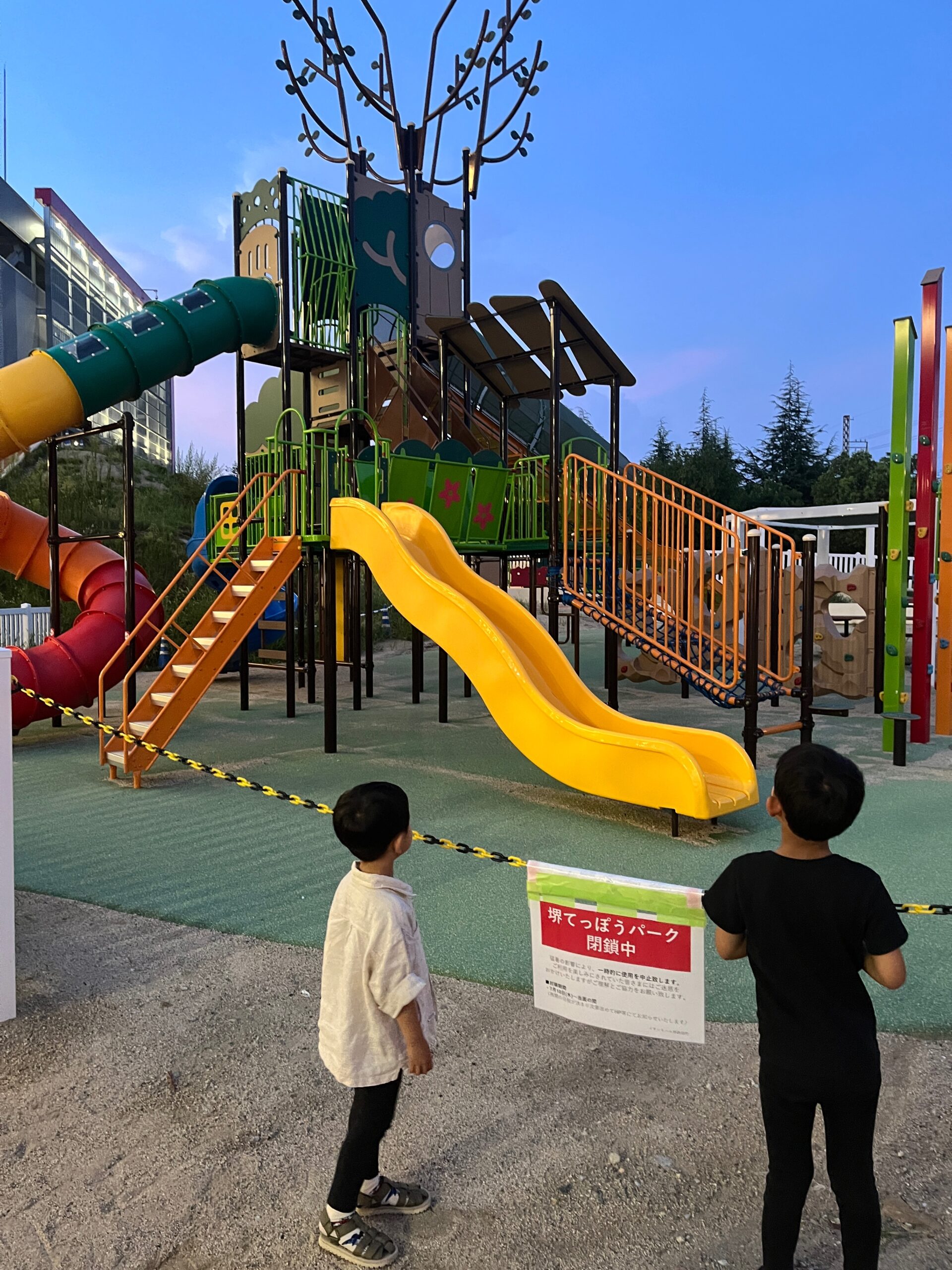 イオンモール堺鉄砲町の水遊び場と遊具でワクワクする子供たち