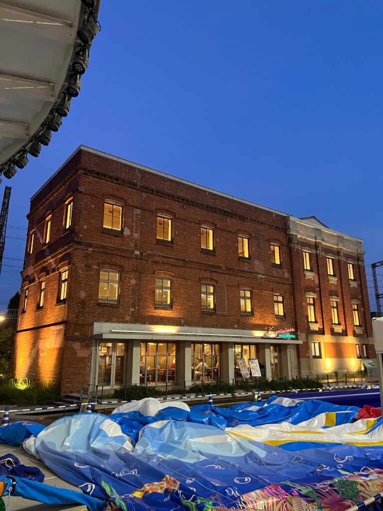 ライトアップで美しい赤レンガの建物、中はカプリチョーザが入っている