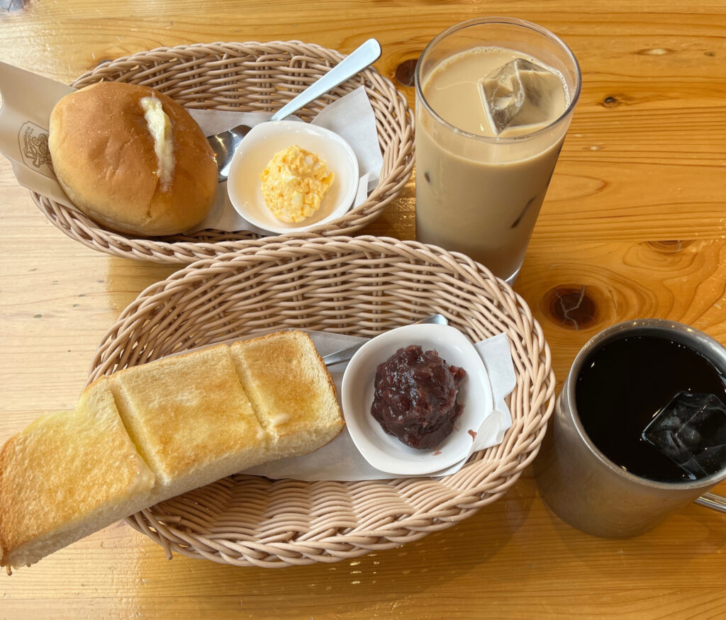 注文したパンと小豆と卵とコーヒーのセット