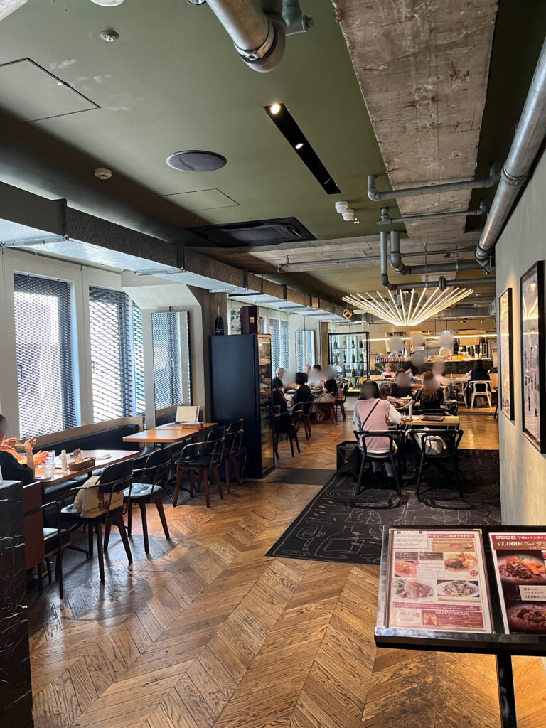 ランチを楽しむ人でにぎわう店内