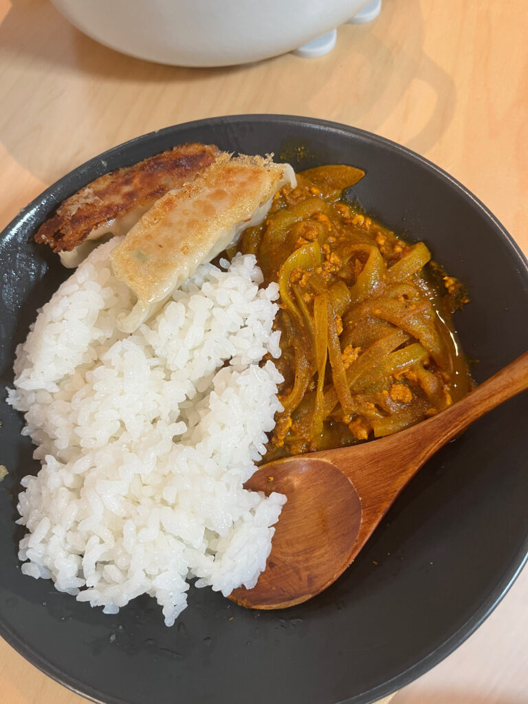 完成したスパイスカレー餃子トッピング付き