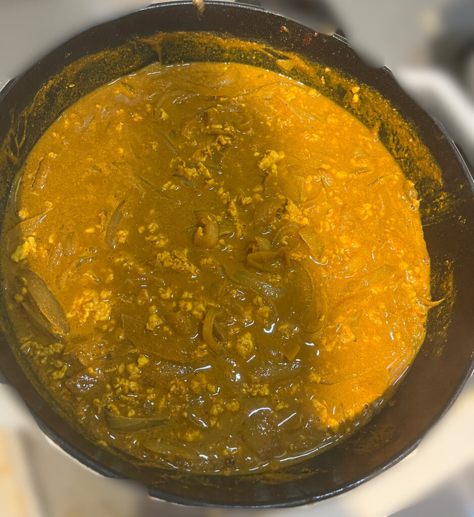 カレーを煮込んでいる様子