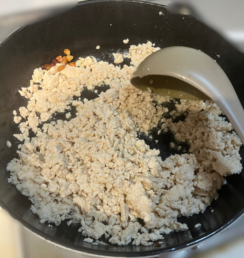 お肉を炒めているところ