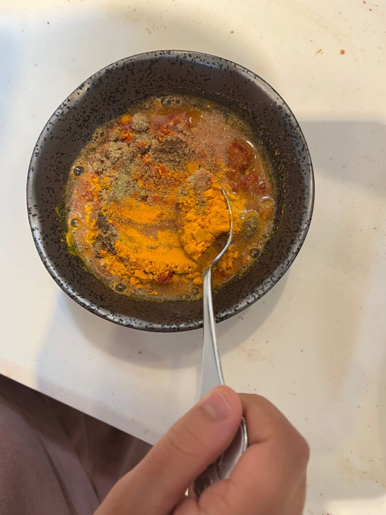 子供がスパイスを混ぜ合わせているところ