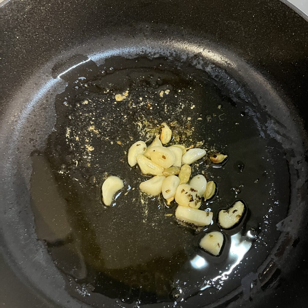 カルダモンをテンパリングしている様子