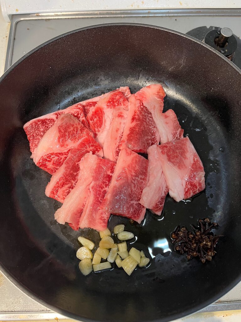牛肉が焼かれている様子