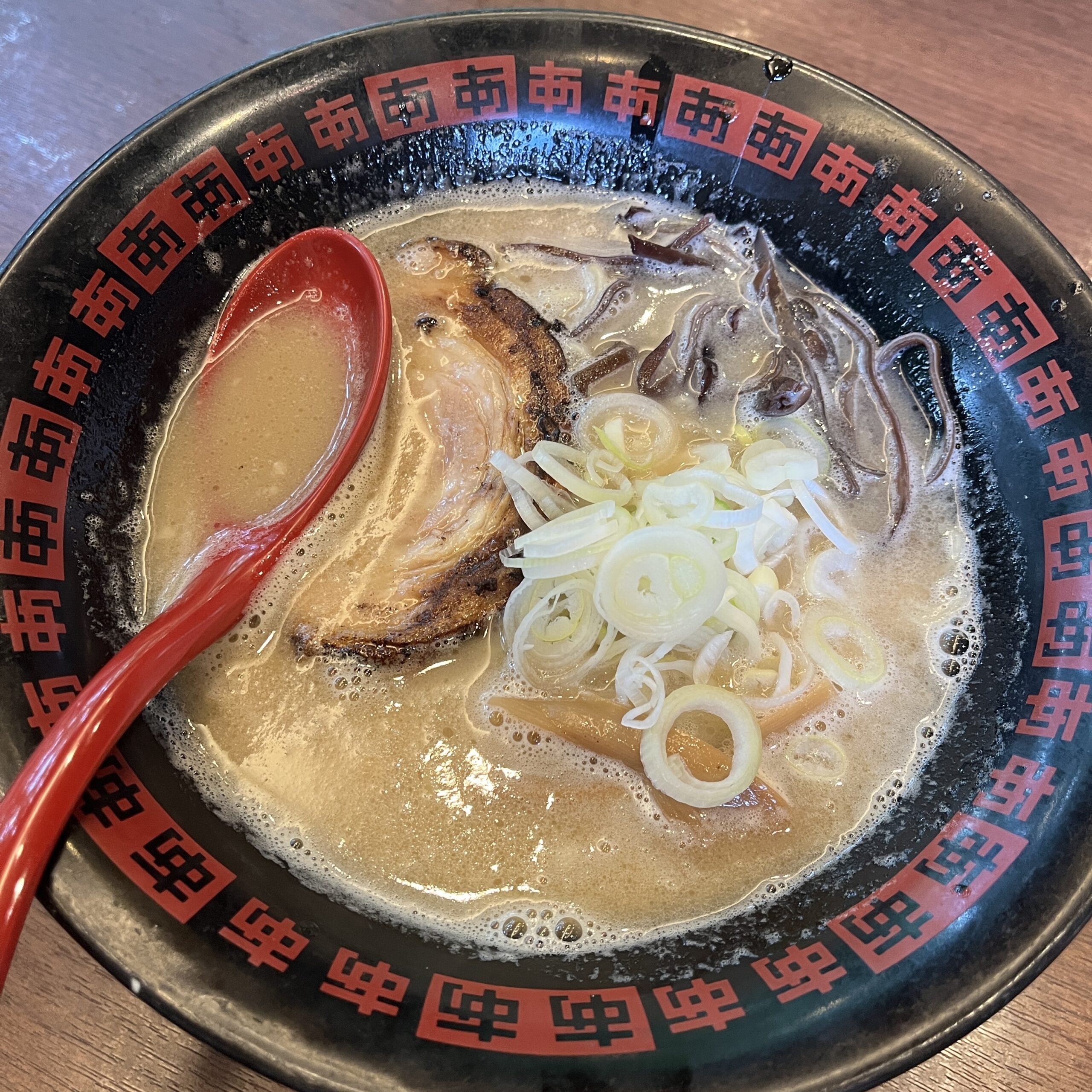 家族で楽しむあラーメンの豚骨ラーメンと冷やし鶏塩麺