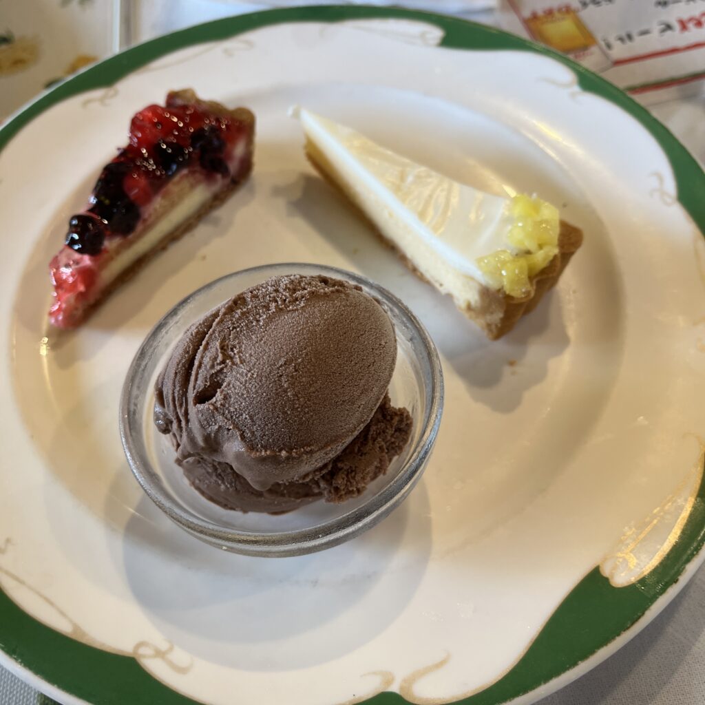ケーキとアイスクリーム