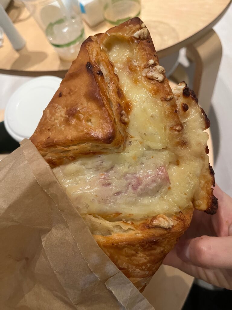 クロワッサン ハム&チーズを楽しんで食べている家族