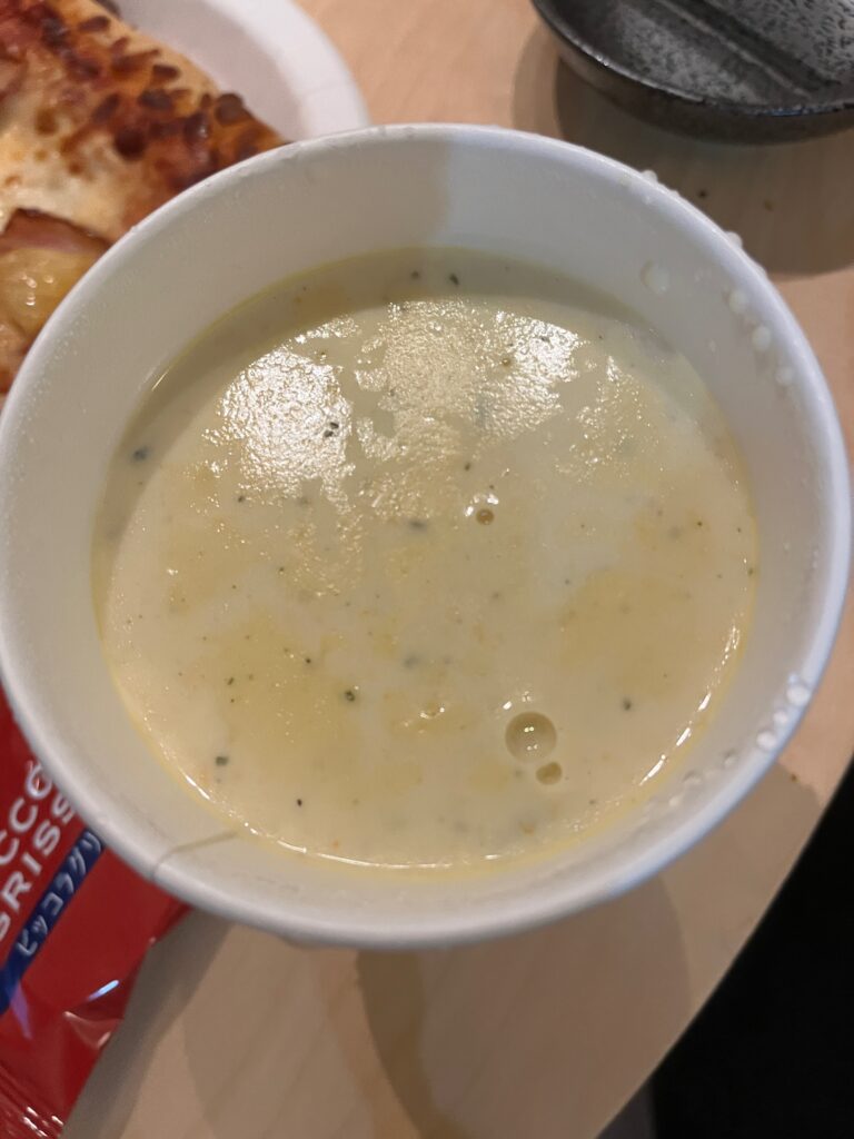 クラムチャウダーを楽しんで食べている家族