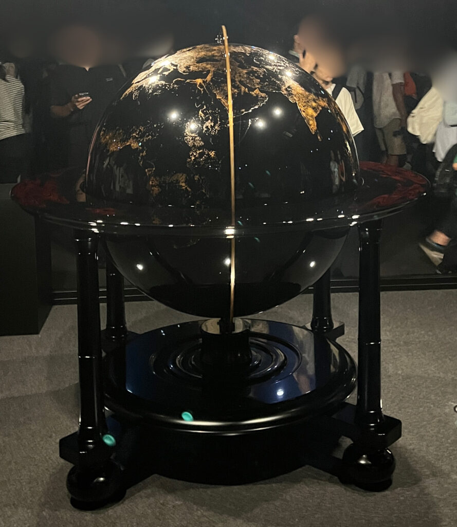 夜の地球の地球儀