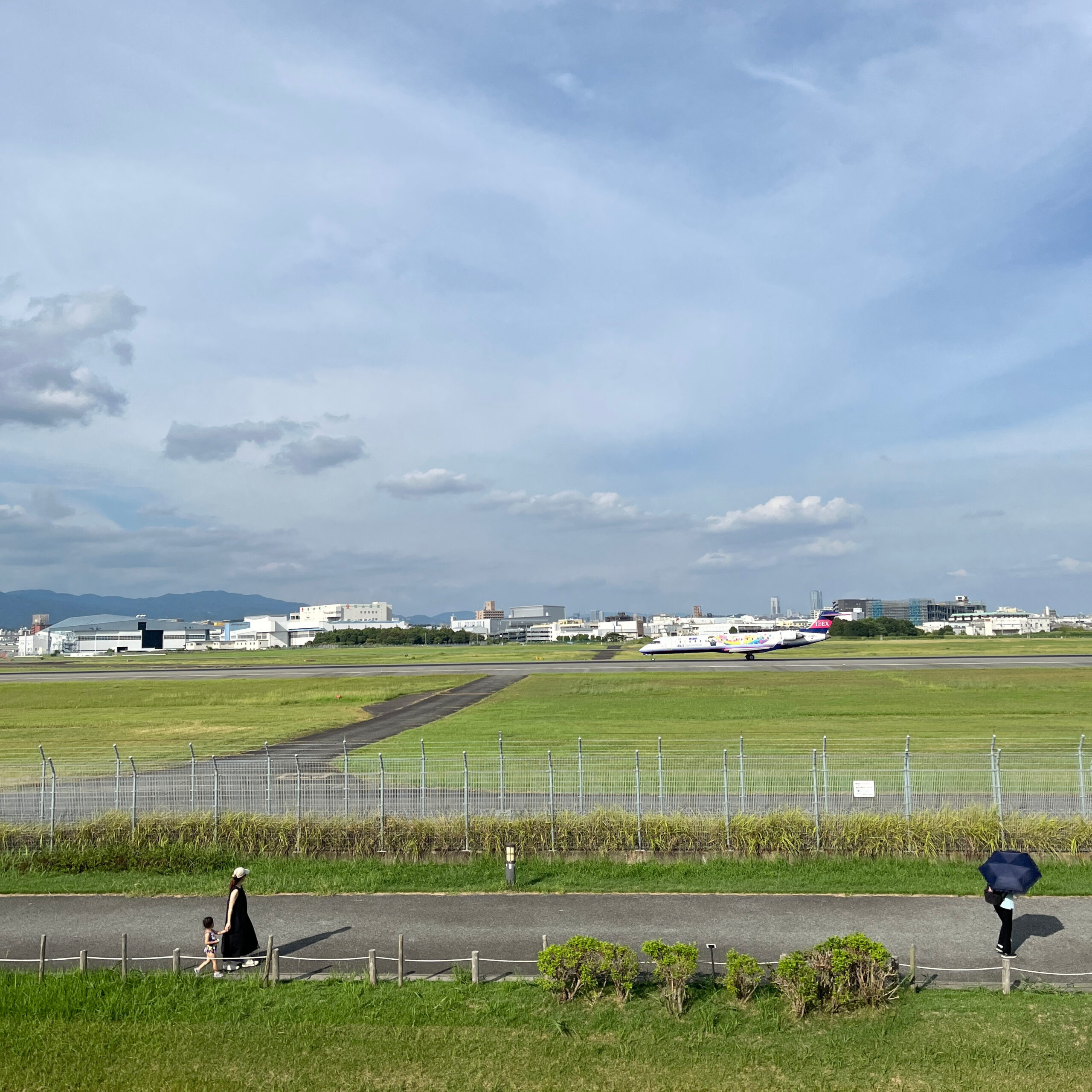 伊丹スカイパークで飛行機を眺めながら遊ぶ子どもたち